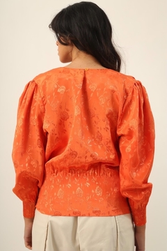 Blusa laranja acetinada flores volume - loja online