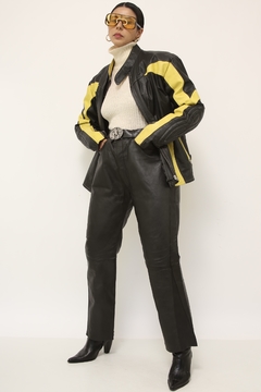 Jaqueta couro esportiva preta e amarela