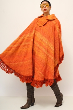 Poncho laranja franjas vintage - Capichó Brechó