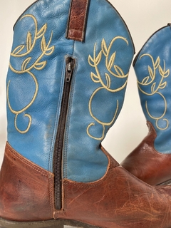 Bota cowboy couro azul com marrom - Capichó Brechó