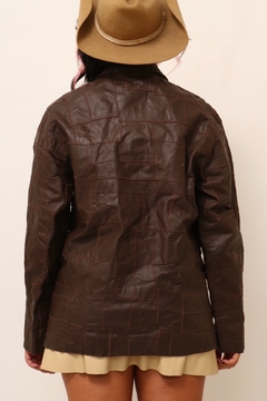 Jaqueta de couro marrom escura com recortes e zíper na internet