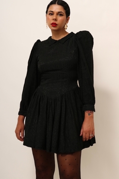 Vestido preto rodado textura 90´s Wandinha na internet