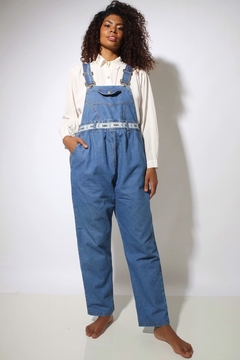 Macacão jeans vintage detalhe escrita cintura - comprar online