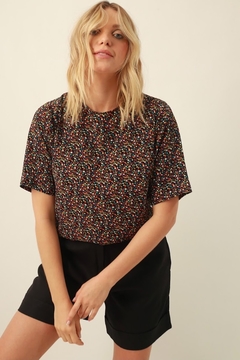 Blusa floral estampada detalhe fecho costas