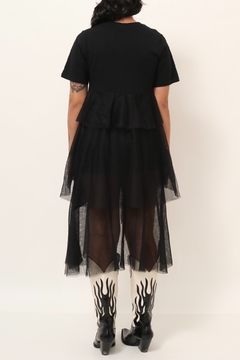 Vestido preto saia tule assimetrica garimpado em Barcelona na internet