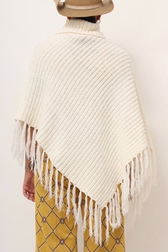 Poncho de tricot gola alta grossinho assimetrico - loja online