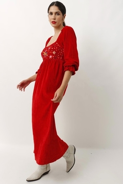 Imagem do vestido veludo vermelho bordado decote