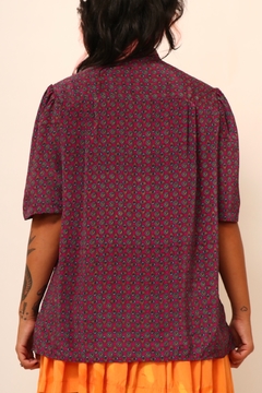 Camisa roxa manga curta com estampa azul e bege tecido - comprar online