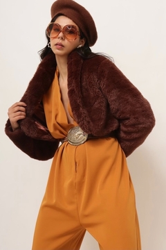 casaco cropped pelucia marrom - comprar online