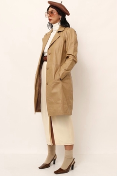 trench coat couro bege forrado - Capichó Brechó