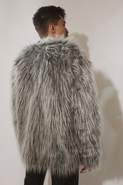 Mega casaco de pelo super volume (sintético) forrado na internet