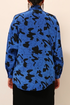 Camisa manga bufante azul estampa em preto