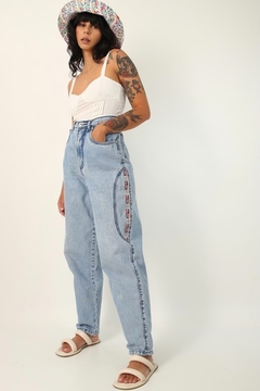 Calça jeans cintura mega alta escrita lateral - Capichó Brechó