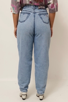 Calça jeans cintura alta detalhe escrita lateral na internet