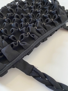 Bolsa tecido flores preta bordado - Capichó Brechó