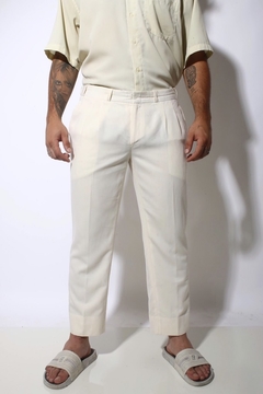 Calça alfaiataria off white corte reto - comprar online