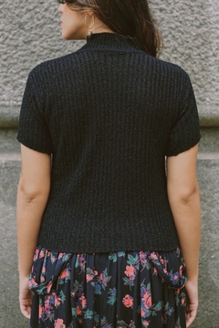 Blusa tricot  gola alta manga curta textura  - Capichó Brechó