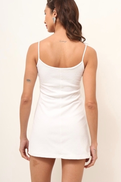 vestido justo tubinho branco