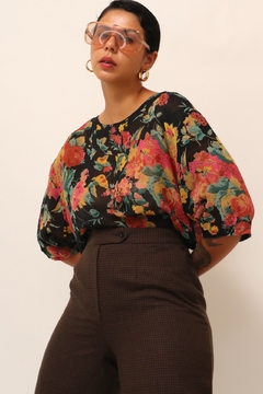 Blusa preta floral vintage na internet