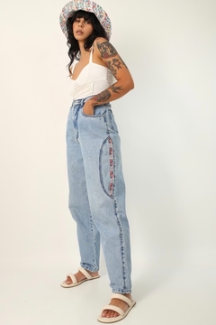 Calça jeans cintura mega alta escrita lateral