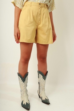 Imagem do shorts cintura mega alta amarelo vintage