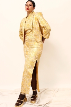Vestido dourado com blazer fenda