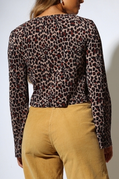 Imagem do top blusa onça manga flare ampla