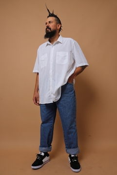 camisa branca ampla bolsos frente - Capichó Brechó
