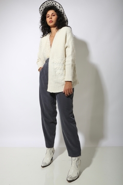 Imagem do cardigan off white tricot grosso textura
