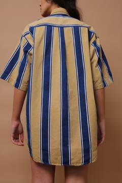 camisa longa listras bege azul vintage original - Capichó Brechó