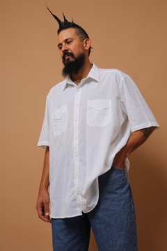 camisa branca ampla bolsos frente