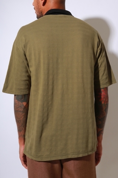camisa verde oliva detalhes em preto vintage na internet