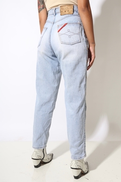 calça jeans cintura alta ilhos na lateral vazado na internet