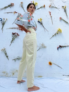 camisa estampa flores off white vintage - Capichó Brechó