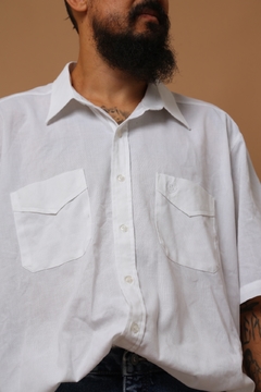 camisa branca ampla bolsos frente - loja online