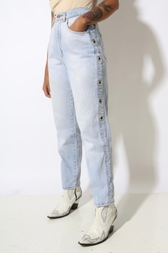 calça jeans cintura alta ilhos na lateral vazado - comprar online
