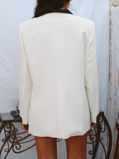 Blazer vintage off white com gola e punho marinho ombreira forrado made in usa na internet