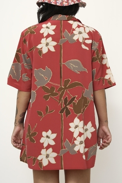 Camisa vermelha flores longa - comprar online