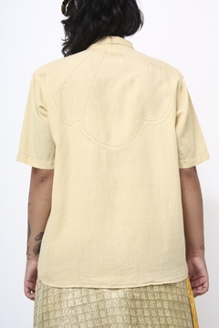 Camisa amarela bordado vintage na internet