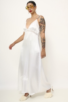 Camisola branca longa encorpada decote bordado - loja online