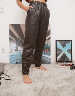 Calça couro legítimo forrada super macia cintura alta corte reto (nova) - comprar online