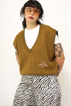 Colete pulover oliva bordado gola V - comprar online