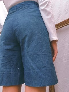 Bermuda vintage cintura alta com cinto dourado frente na internet