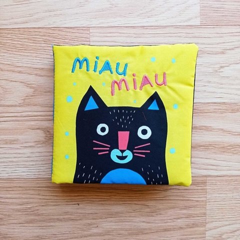 Miau Miau - Libro de tela de Mariana Ruiz Johnson