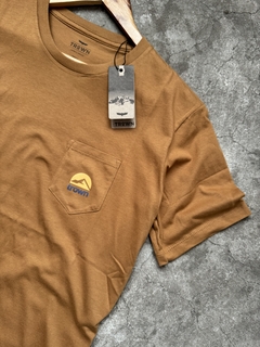 Remera TROWN POCKET Camel - comprar online