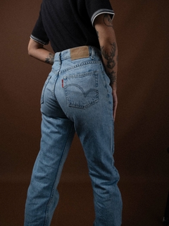 Calça mom jeans na internet