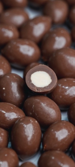 Almendras bañadas en chocolate con leche - comprar online