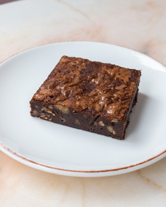 Porción de brownie con nueces