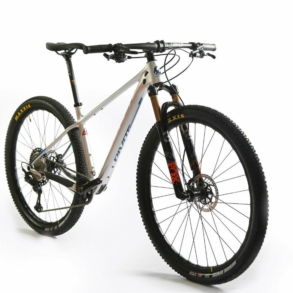 Bicicleta Pivot Les SL Carbon 2024 Pro XT color plateado Silver Bullet