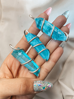 Dijes artesanales con puntas de cuarzo aqua aura, en órbitas de alpaca. 